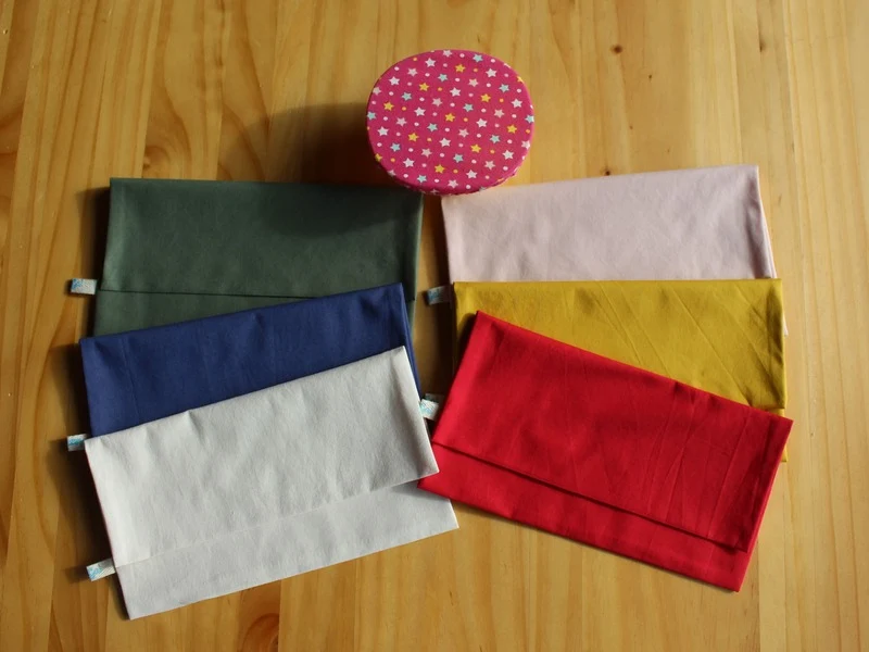 6 pochettes range-serviettes de table en coton bio + 1 petite charlotte couvre-plat