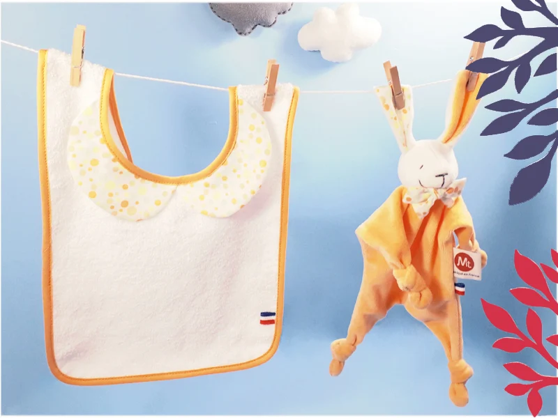 Doudou Lapin noeud pap' et bavoir à col claudine assortis