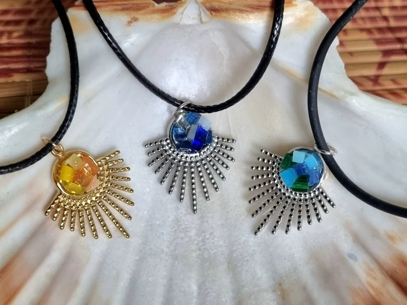 Pendentif collier « Astre sacré » en verre vitrail