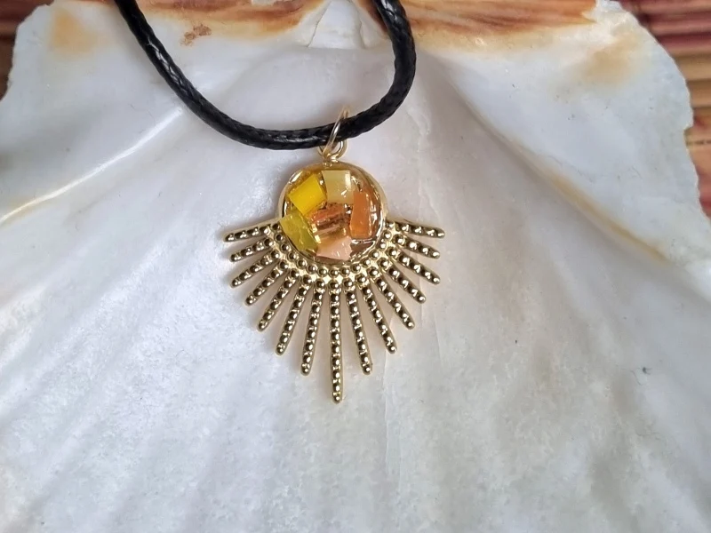 Pendentif collier « Astre sacré » en verre vitrail
