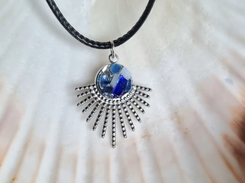 Pendentif collier « Astre sacré » en verre vitrail