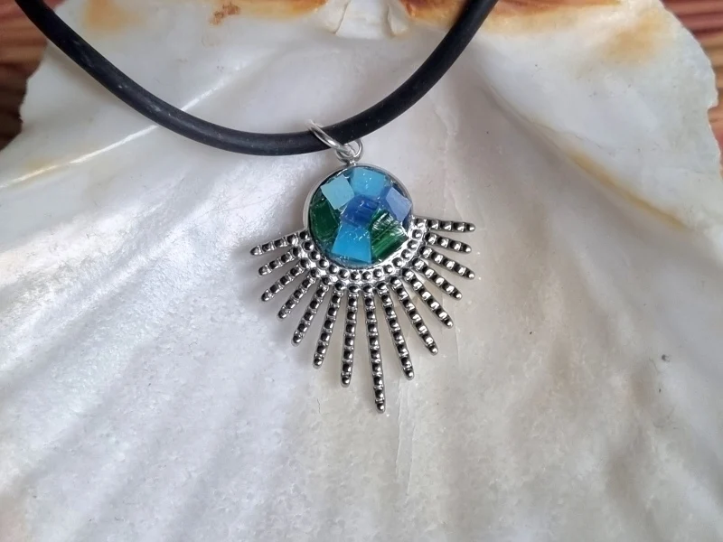 Pendentif collier « Astre sacré » en verre vitrail