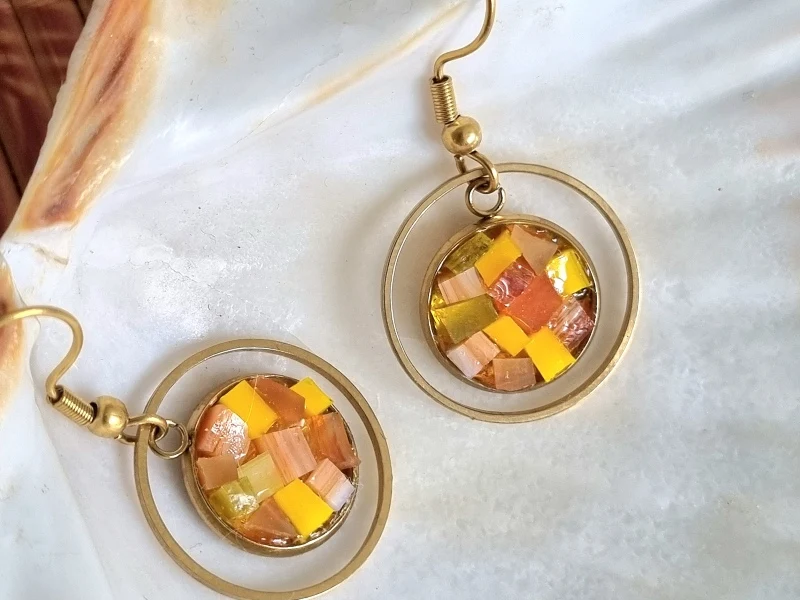 Boucles d’oreille « Astre sacré » en verre vitrail