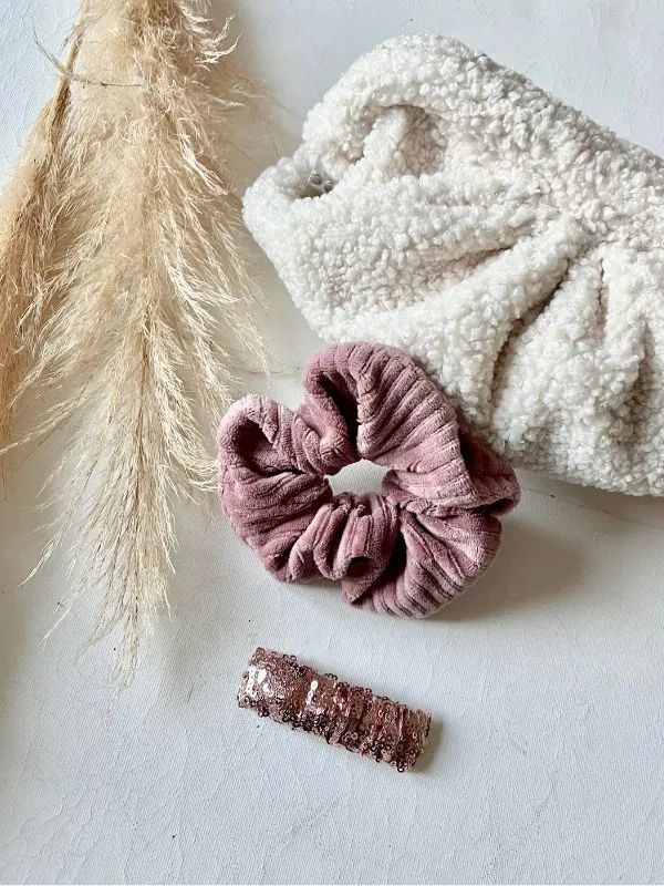Pochette moumoute avec son chouchou et sa barrette