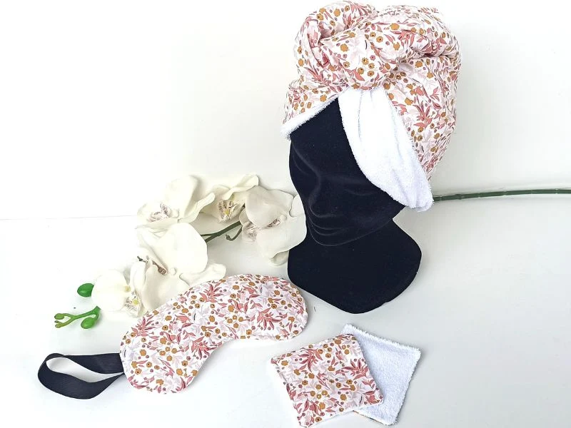 Coffret beauté : Serviette turban pour cheveux, masque de nuit et lingettes