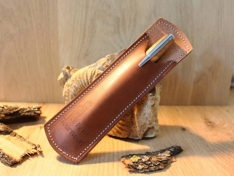 STYLO BILLE EN BOIS LOCAL ET SON ÉCRIN EN CUIR
