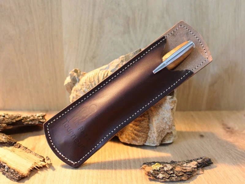 STYLO BILLE EN BOIS LOCAL ET SON ÉCRIN EN CUIR