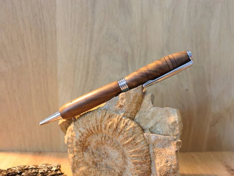 STYLO BILLE EN BOIS LOCAL ET SON ÉCRIN EN CUIR