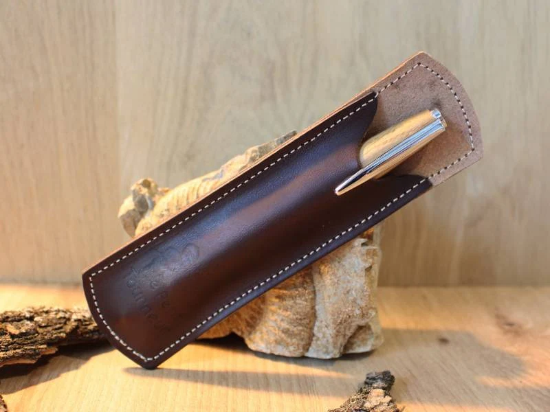 STYLO BILLE EN BOIS LOCAL ET SON ÉCRIN EN CUIR