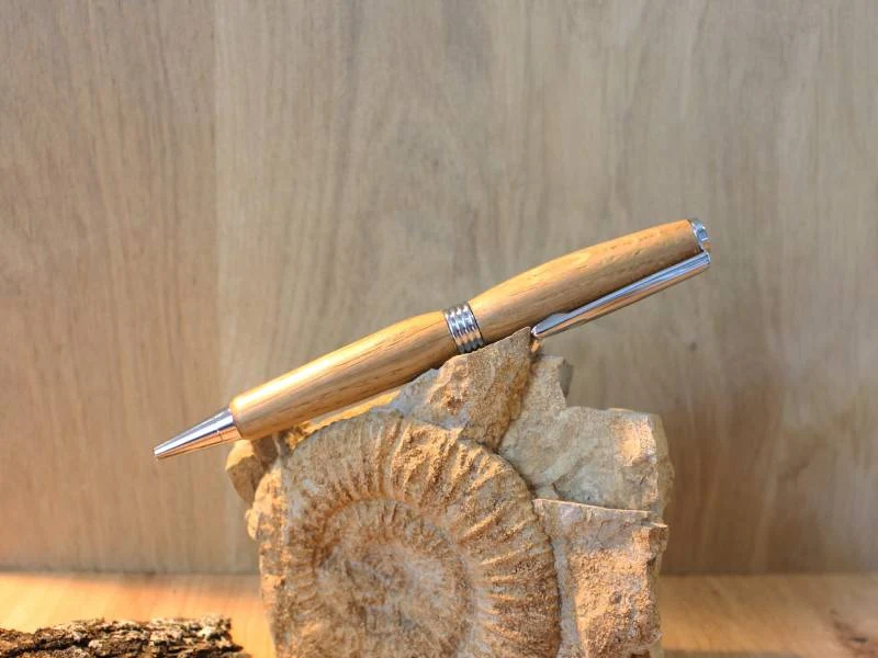 STYLO BILLE EN BOIS LOCAL ET SON ÉCRIN EN CUIR