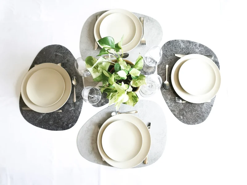 Ensemble de 4 sets de table et 4 sous-verres assortis PEBBLE