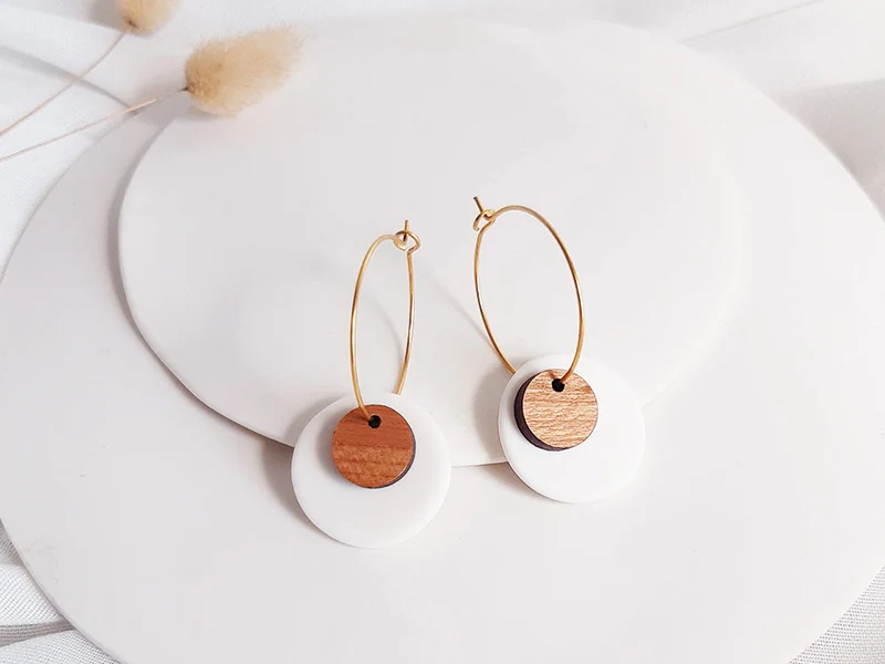 Boucle d'oreille en bois et porcelaine