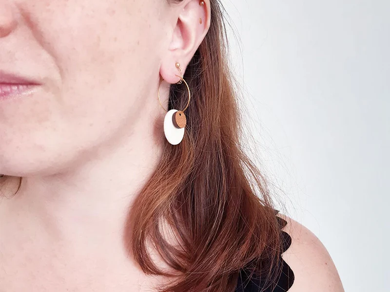 Boucle d'oreille en bois et porcelaine
