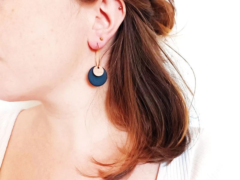 Boucle d'oreille en bois et porcelaine