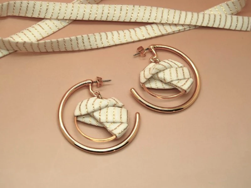 Boucles d’oreilles créoles en soie et laiton doré or fin 24k