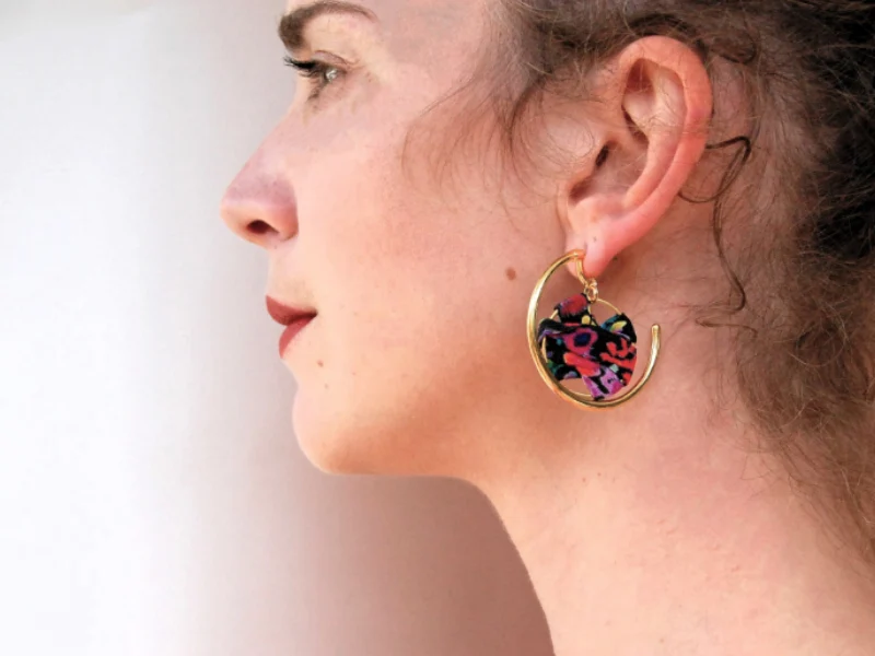 Boucles d’oreilles créoles en soie et laiton doré or fin 24k