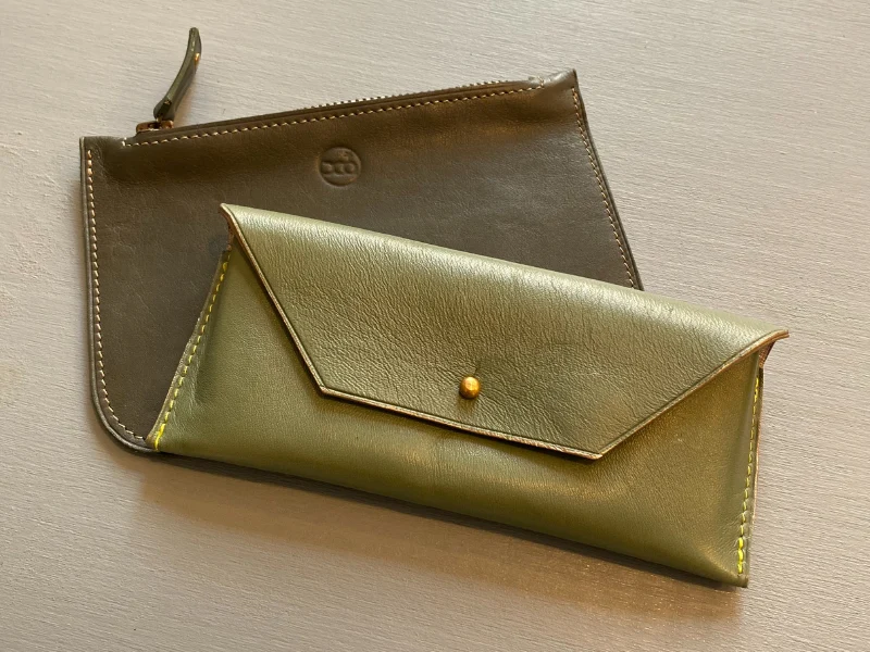 Pochette plate et étui à lunettes en cuir