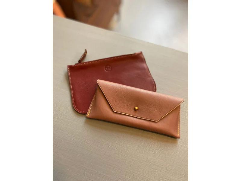 Pochette plate et étui à lunettes en cuir