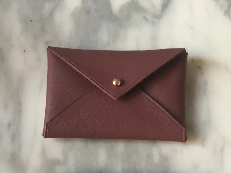Pochette enveloppe et mini créoles