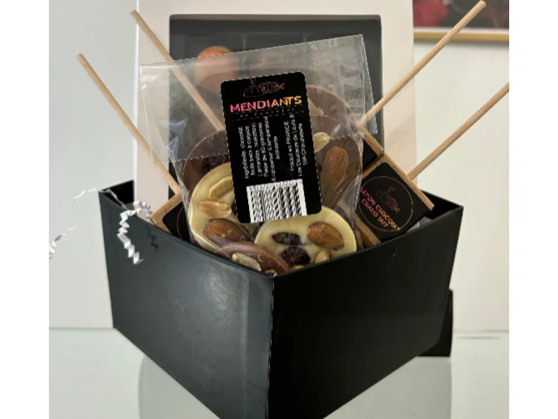 1 boîte de chocolats fourrés, 1 réglette et 4 bâtons pour chocolat chaud