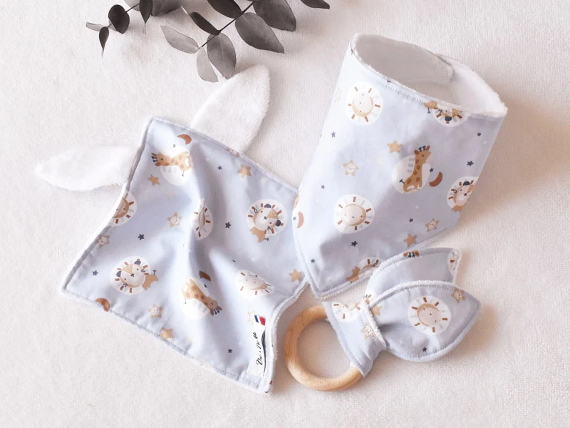 Coffret naissance Bavoir Doudou Hochet lapin