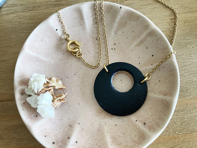 Collier rond en cuir