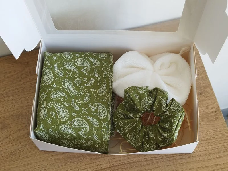 Coffret 5 lingettes démaquillantes + son panier, son chouchou et sa fleur de douche