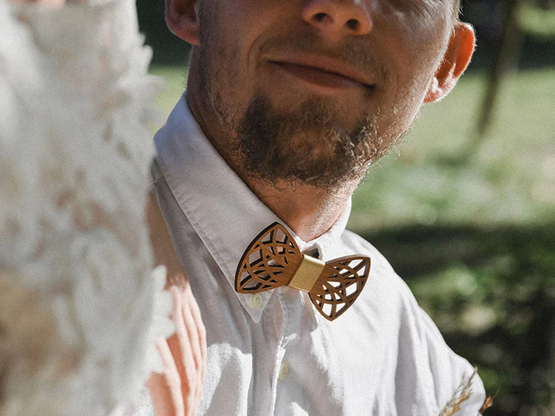Noeud papillon en bois et cuir doré