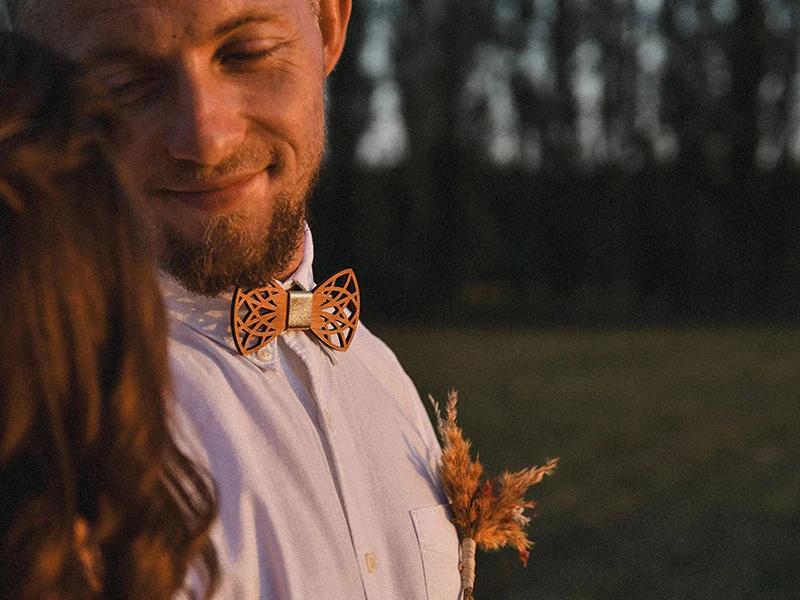 Noeud papillon en bois et cuir doré