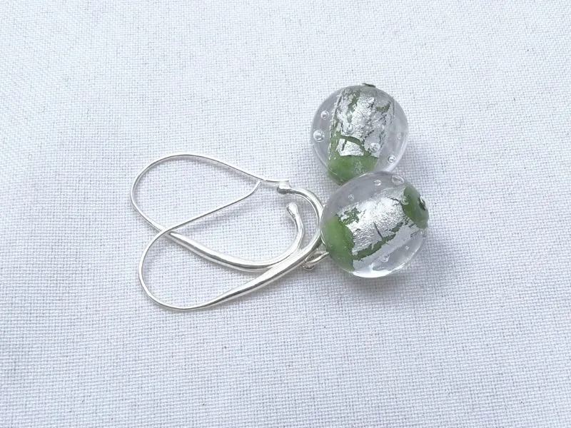 Boucles en verre et feuille d'argent