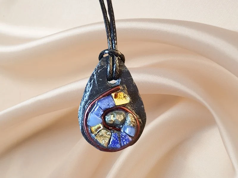 Bijou collier pendentif en Mosaïque, or, verre vitrail, ardoise et pâte de verre
