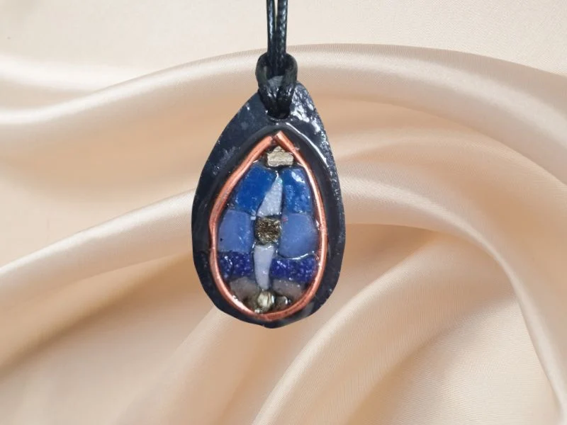 Bijou collier pendentif en Mosaïque, or, verre vitrail, ardoise et pâte de verre