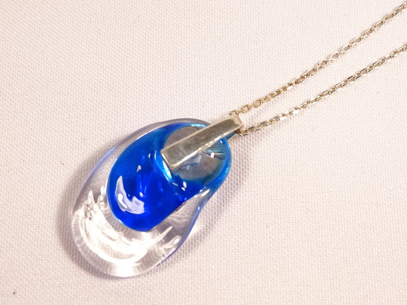 Collier spirale en verre soufflé