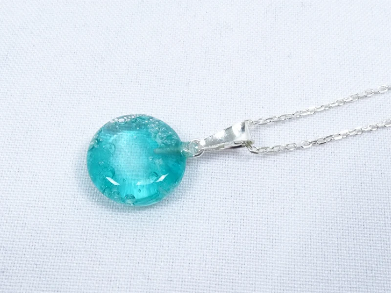 Collier en verre filé