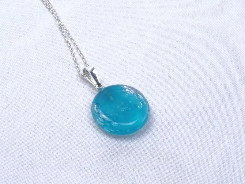Collier en verre filé
