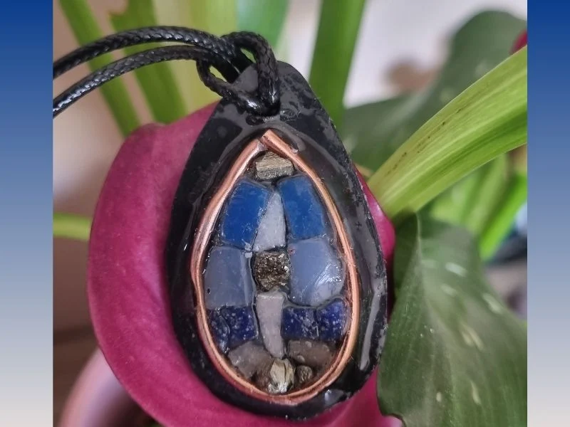 Collier pendentif "Goutte de Nature", Ardoise et verre vitrail