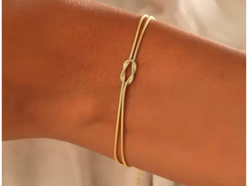 Une parure de couple, composée de 2 bracelets assortis