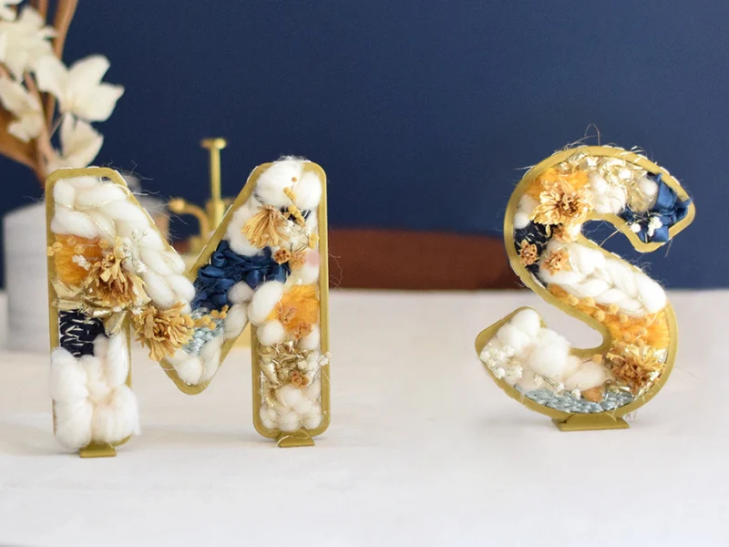 Couple de lettres tissées et fleuries avec personnalisation