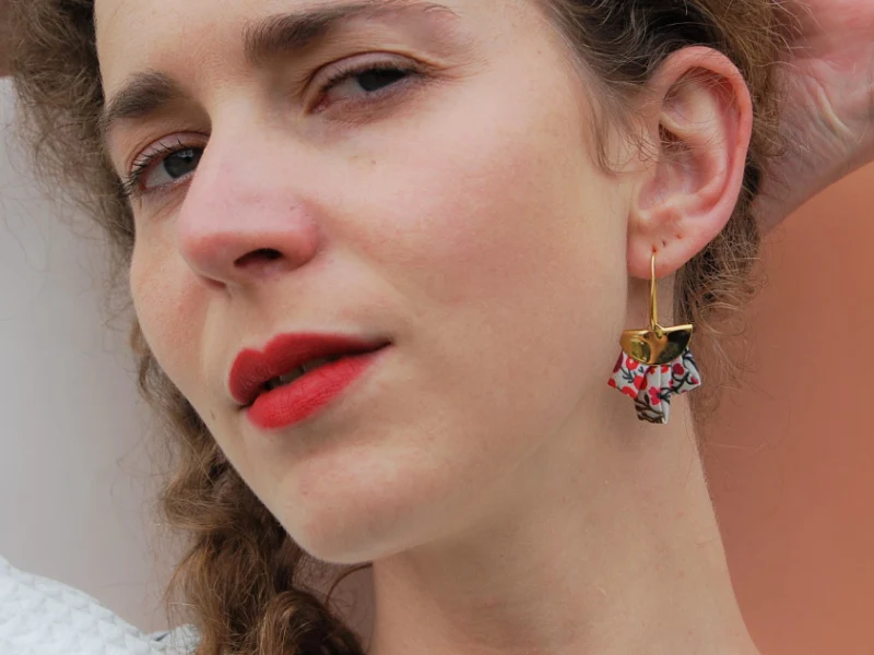 Boucles d'oreilles en soie et laiton doré or 24k plusieurs coloris