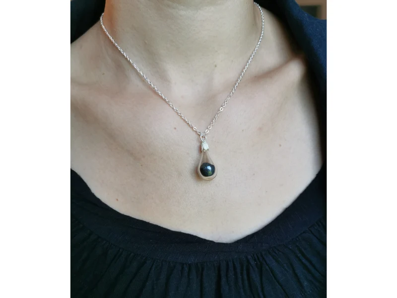 Pendentif en verre soufflé "Sand drop"