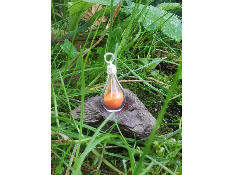 Pendentif en verre soufflé "Sand drop"