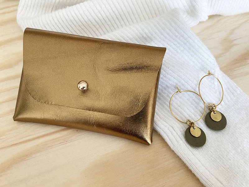 1 Porte carte en cuir + 1 paire de boucles d'oreilles en cuir