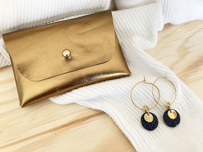 1 Porte carte en cuir + 1 paire de boucles d'oreilles en cuir