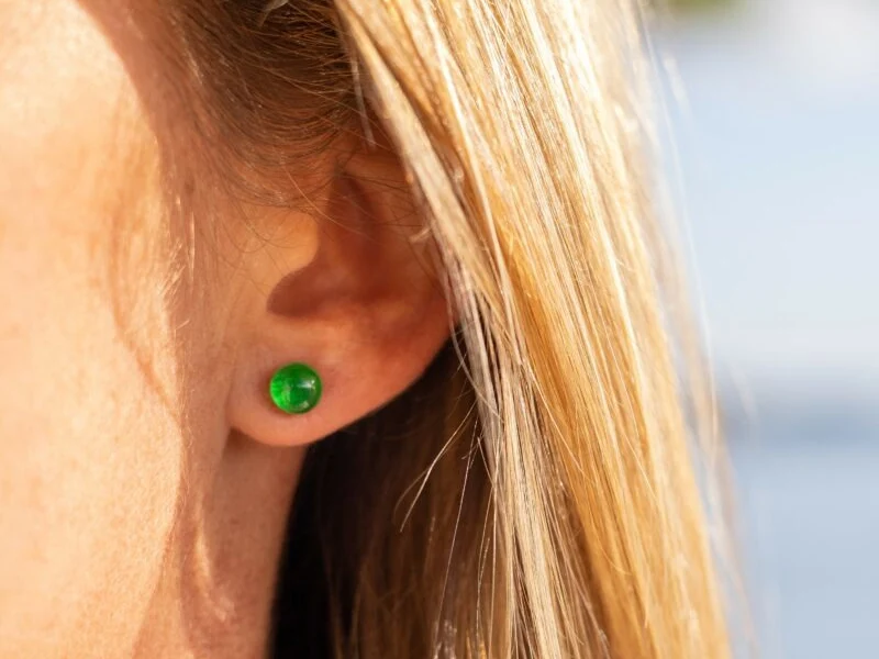 clous d'oreilles vertes lumière