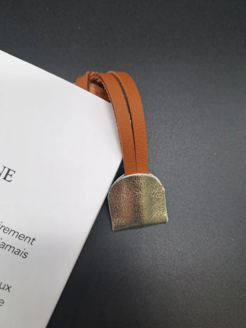 Marque page en cuir doré