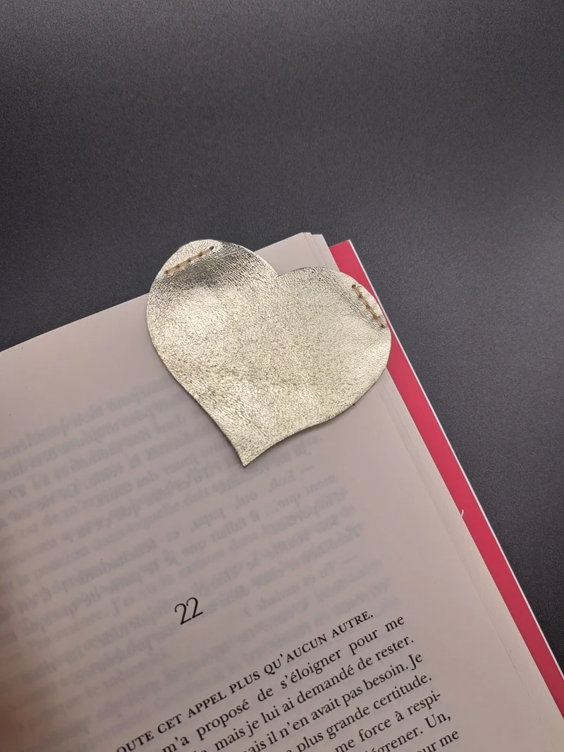 Marque page en cuir doré "COEUR"